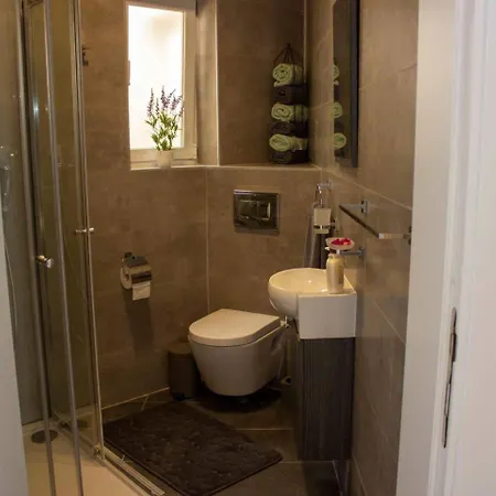 아파트 Southridge Ph With Jacuzzi, Views By Homely 멜리에하
