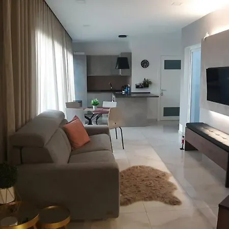 Lejlighed Southridge Ph With Jacuzzi, Views By Homely *