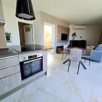 아파트 Southridge Ph With Jacuzzi, Views By Homely *