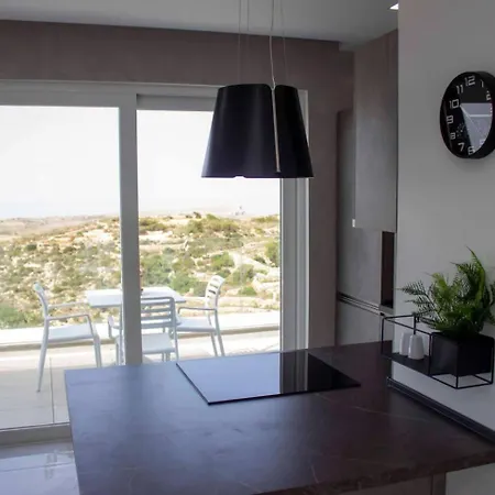 Southridge Ph With Jacuzzi, Views By Homely Mellieha