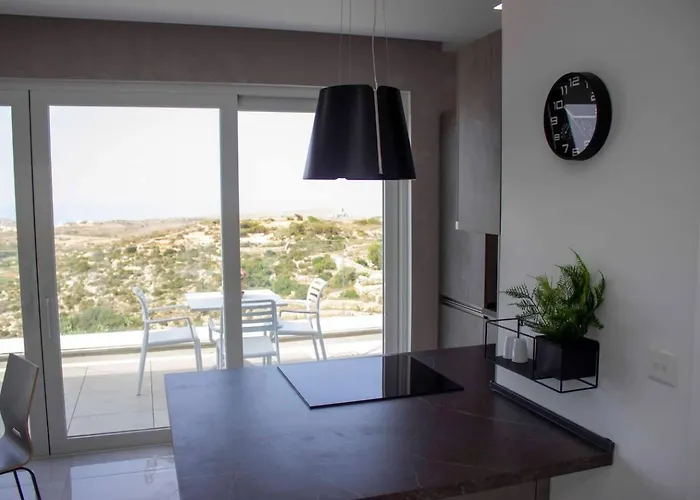 Southridge Ph With Jacuzzi, Views By Homely Mellieha