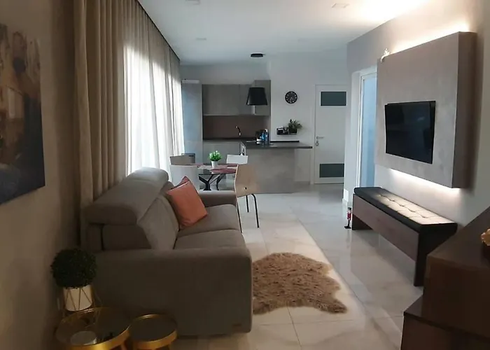 Apartment Southridge Ph With Jacuzzi, Views By Homely *